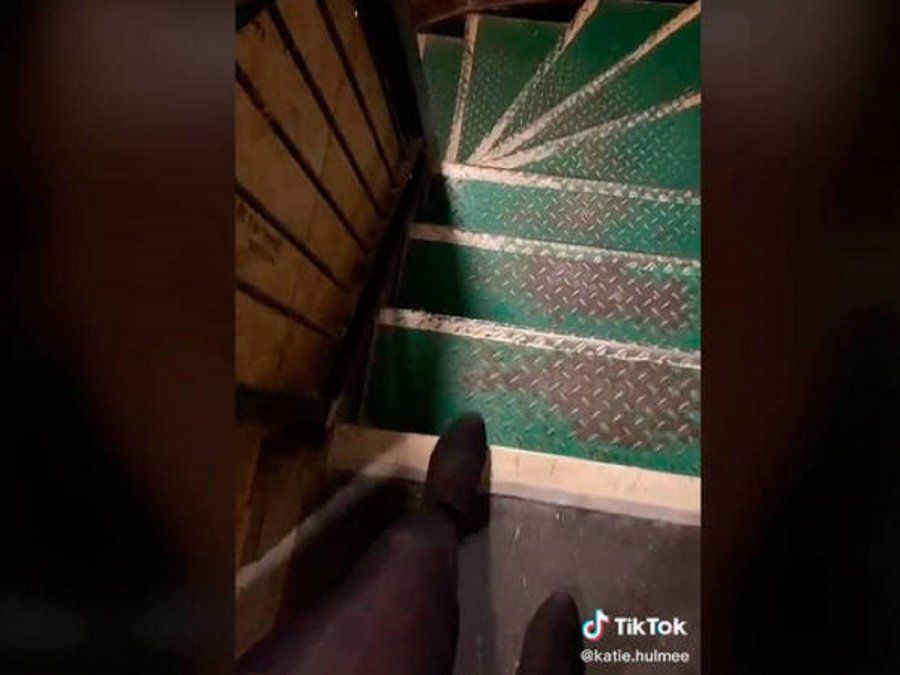 Video viral: una joven grabó su impresionante excursión al baño de un bar con 60 escalones.