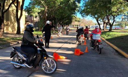 La Clínica de Conducción Segura de Motos se realiza en diferentes ciudades de Santa Fe. La Clínica de Conducción Segura de Motos se realiza en diferentes ciudades de Santa Fe.