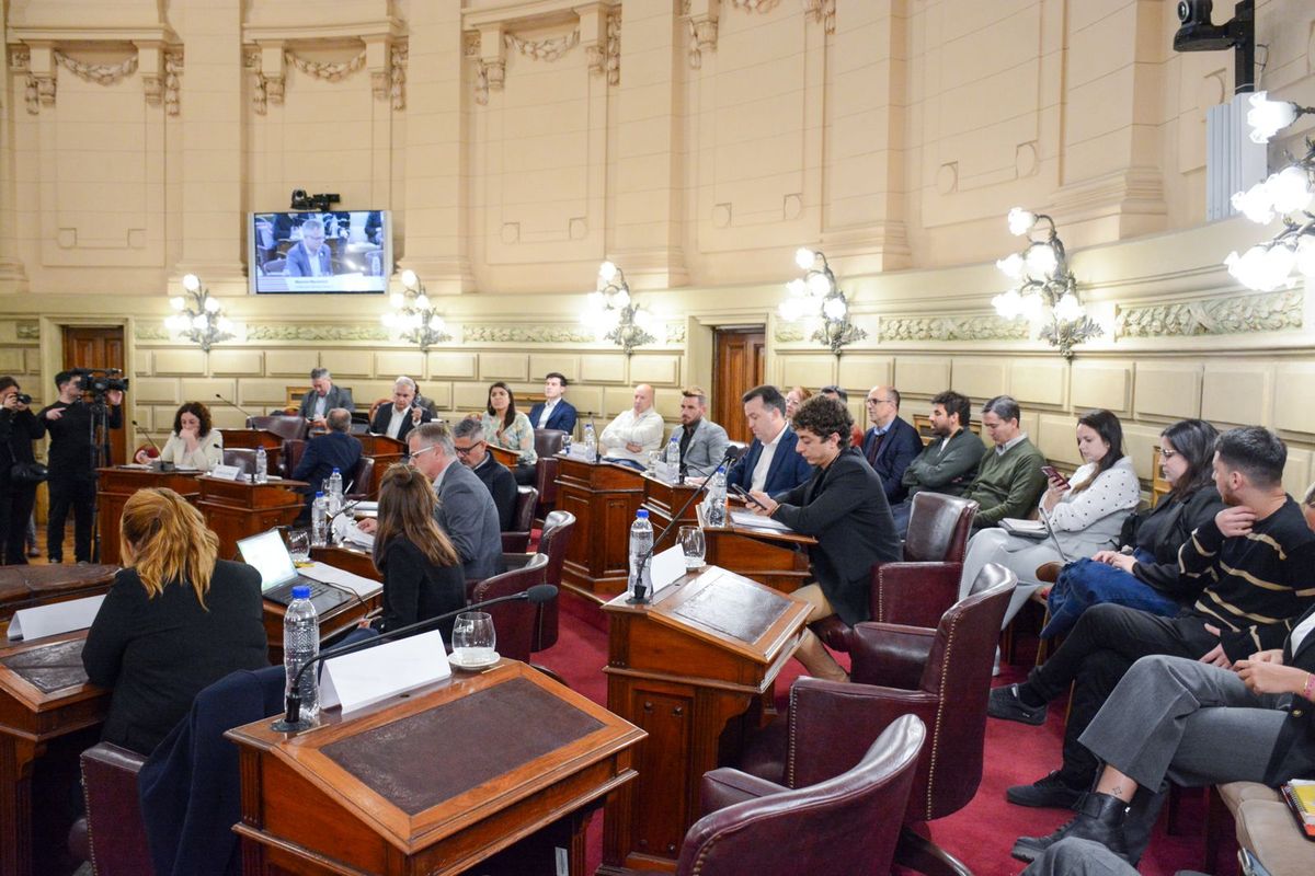 La finalización del trabajo se dio con la presentación del dictamen de mayoría de Unidos para Cambiar Santa Fe respecto a las cláusulas transitorias. La finalización del trabajo se dio con la presentación del dictamen de mayoría de Unidos para Cambiar Santa Fe respecto a las cláusulas transitorias.