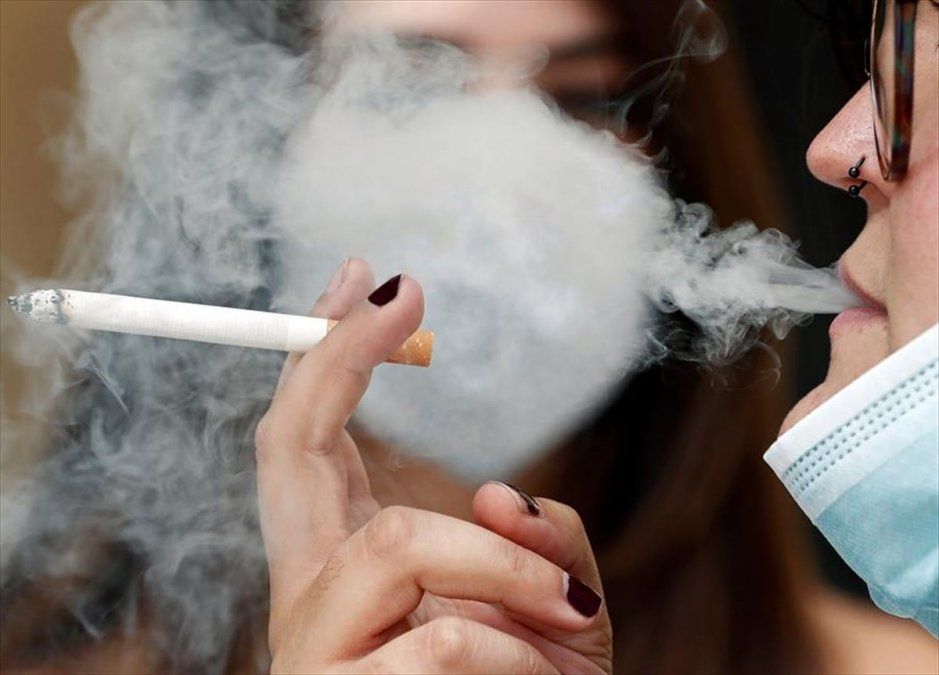 Fumar al aire libre esparce el coronavirus hasta 8 metros de distancia