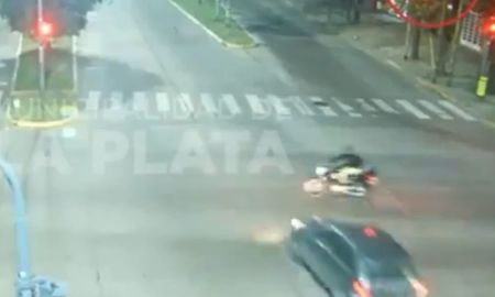Accidente fatal en La Plata, quedó registrado en las cámaras de seguridad de la ciudad. Accidente fatal en La Plata, quedó registrado en las cámaras de seguridad de la ciudad.