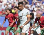 Mbappé pidió el cambio ante Marruecos y luego se lo vio con hielo en el tobillo. Mbappé pidió el cambio ante Marruecos y luego se lo vio con hielo en el tobillo.