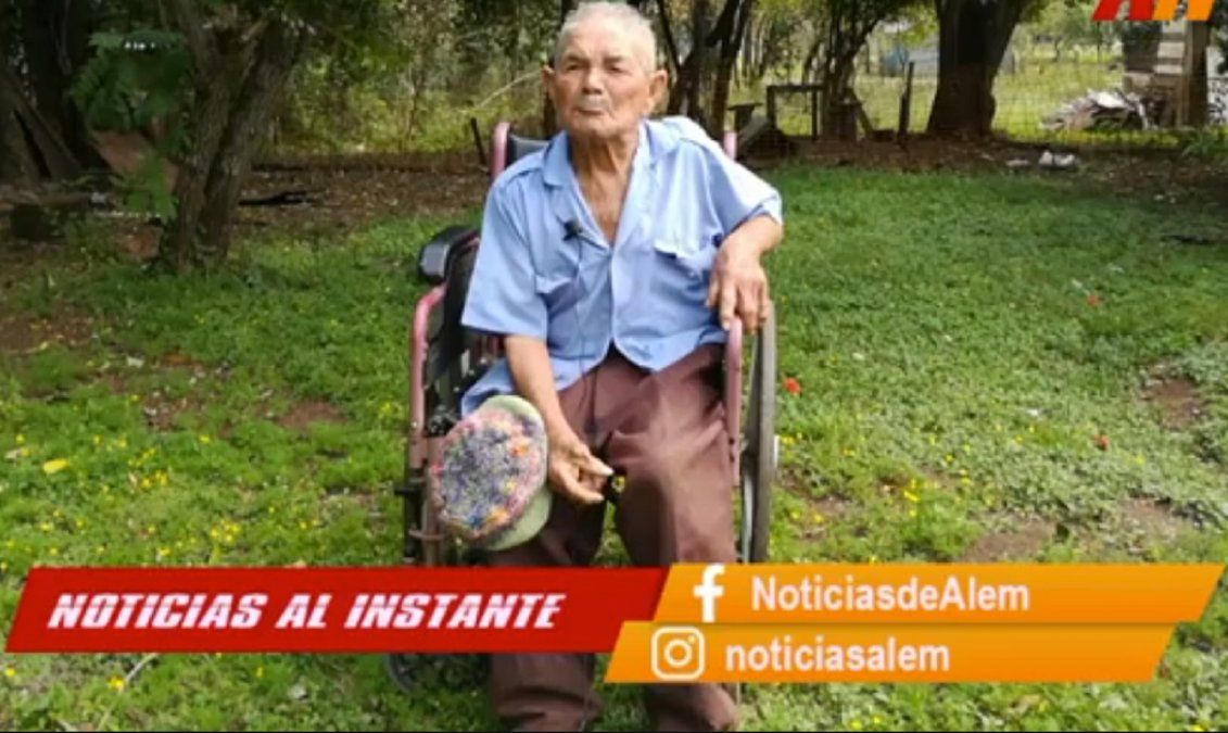 Don Correa en la silla de ruedas esperando que llegue su hijo