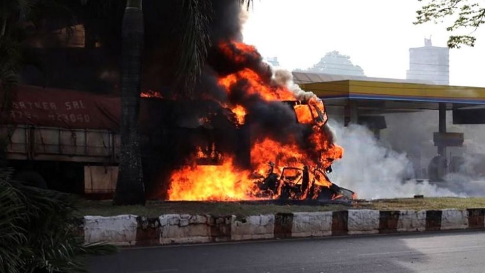 Un camionero argentino provocó una masacre en Brasil y pasó varios autos por encima