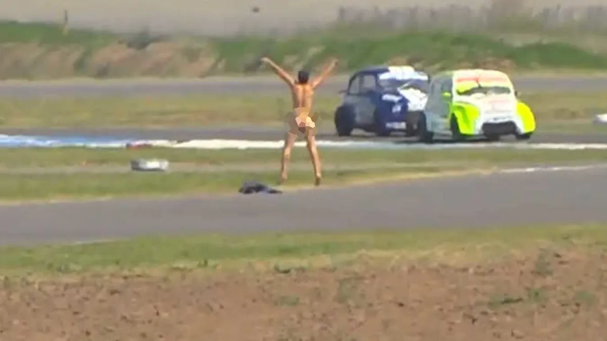 Insólito: un hombre se desnudó en medio de la pista en una carrera en Rafaela