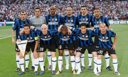 Los once del Inter que consiguieron el título en Madrid; Julio César, Maicon, Lúcio, Walter Samuel, Cristian Chivu; Javier Zanetti, Esteban Cambiasso, Wesley Sneijder; Goran Pandev; Samuel Etoo y Diego Milito. Los once del Inter que consiguieron el título en Madrid; Julio César, Maicon, Lúcio, Walter Samuel, Cristian Chivu; Javier Zanetti, Esteban Cambiasso, Wesley Sneijder; Goran Pandev; Samuel Etoo y Diego Milito.