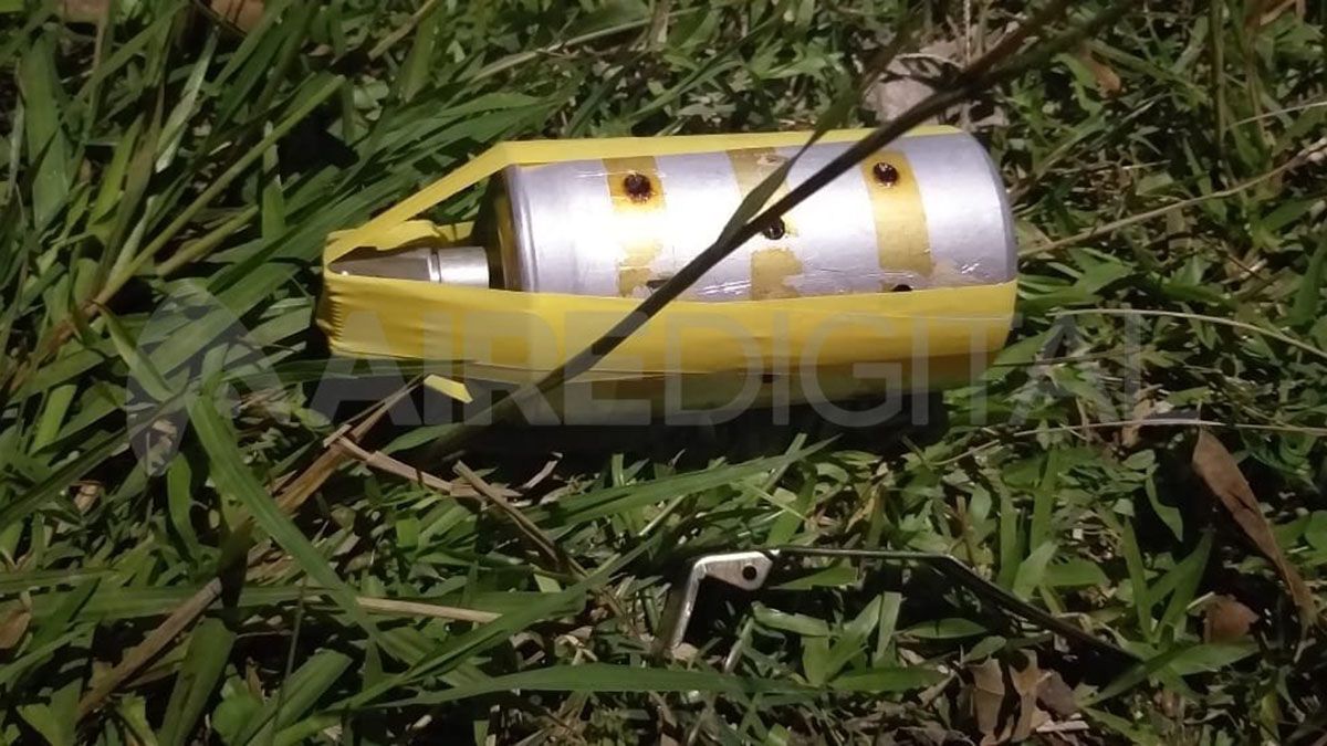 Esta es la granada de gas lacrimógeno que tiraron contra la casa de un dirigente de Luz y Fuerza.