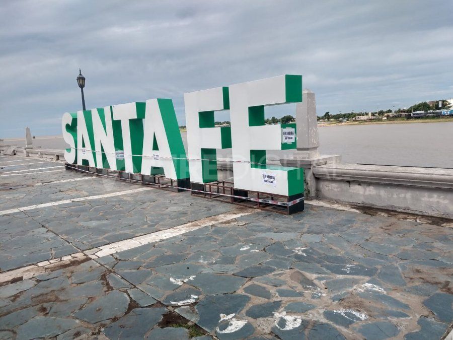 Volvieron a colocar el cartel de Santa Fe en la costanera