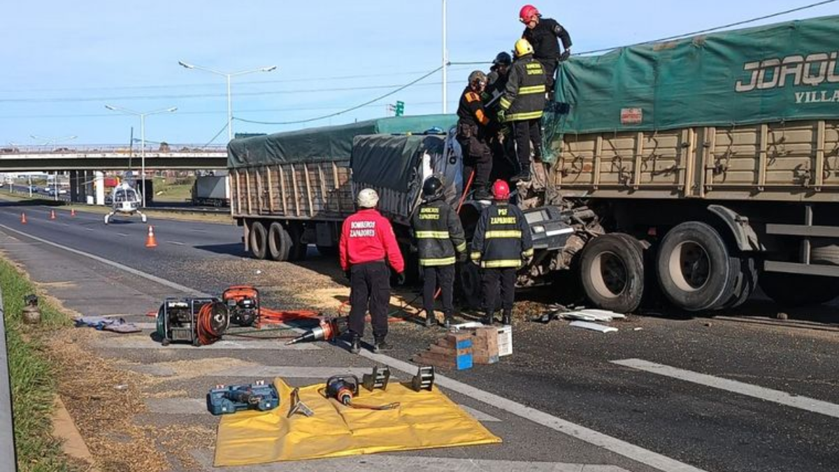 Murió el camionero que había quedado atrapado en su cabina tras un  cuádruple choque en la Circunvalación de Rosario