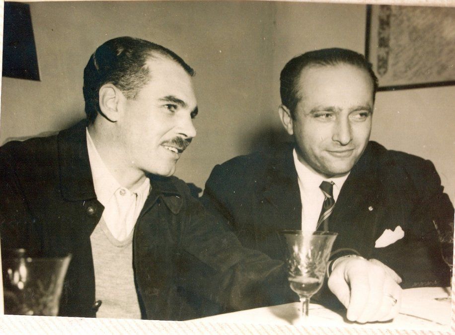 A puro manejo, Marcilla se ganó el corazón de los hinchas de Chevrolet y llenó el vacío que Fangio (a su izquierda) había dejado cuando se alejó del TC y continuó su carrera en Europa. El Chueco jamás olvidó el gesto del juninense, a quien siempre recordaría con afecto y enorme gratitud.