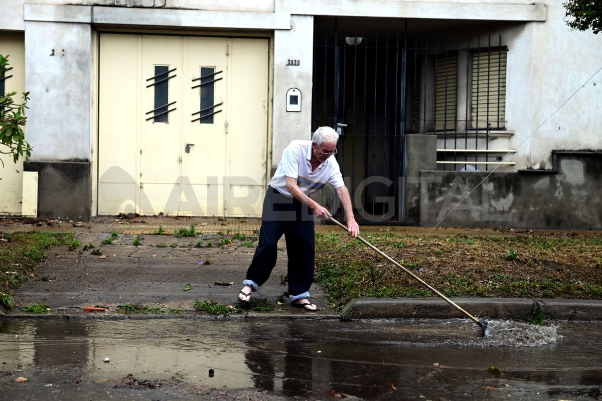 El agua provocó el anegamiento en varias calles de la ciudad de Santa Fe. El agua provocó el anegamiento en varias calles de la ciudad de Santa Fe.