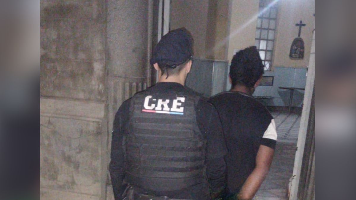 El ladrón quedó detenido tras el llamado a la policía de alguien que se detuvo en el semáforo. El ladrón quedó detenido tras el llamado a la policía de alguien que se detuvo en el semáforo.