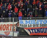 Milito pagá lo que debes, la bandera de los hinchas de Unión contra el presdiente de Racing. Milito pagá lo que debes, la bandera de los hinchas de Unión contra el presdiente de Racing.