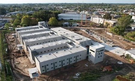 La nueva Alcaidía de Santa Fe permitirá descomprimir la crítica situación que se produce por la cantidad de presos alojados en comisarías. La nueva Alcaidía de Santa Fe permitirá descomprimir la crítica situación que se produce por la cantidad de presos alojados en comisarías.