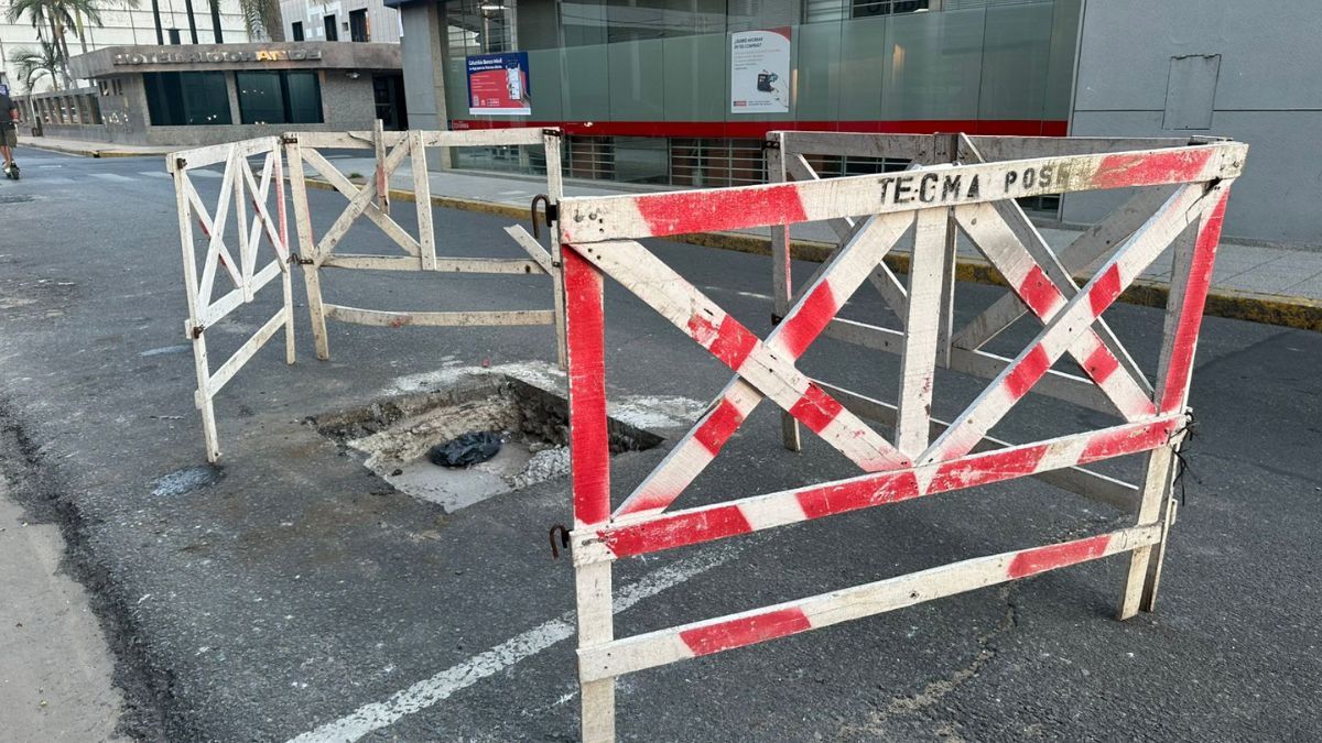 La zona se encuentra señalizada con corralitos, pero según denunció la damnificada, en el lugar que cayó aún no había nada. La zona se encuentra señalizada con corralitos, pero según denunció la damnificada, en el lugar que cayó aún no había nada.