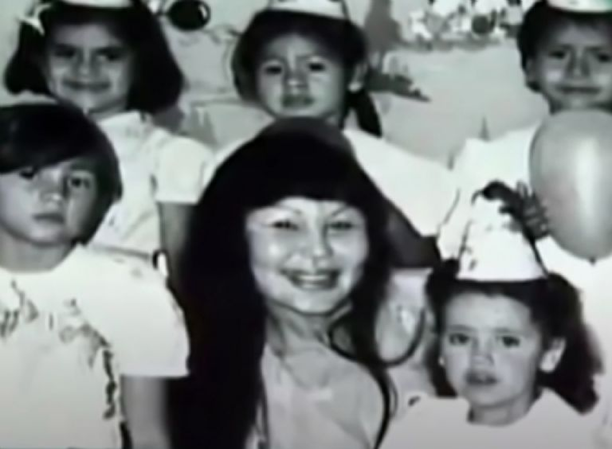 Lyn May junto a dos de sus hijas.