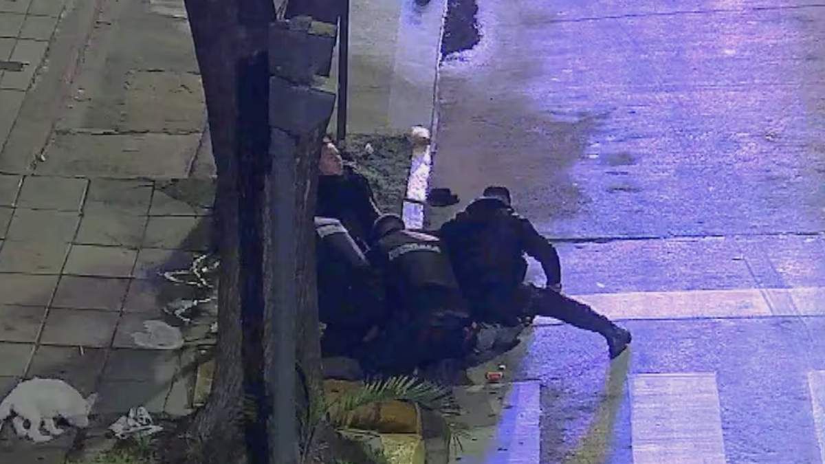 El caso quedó registrado por cámaras de seguridad y la Justicia investiga las circunstancias de la muerte.