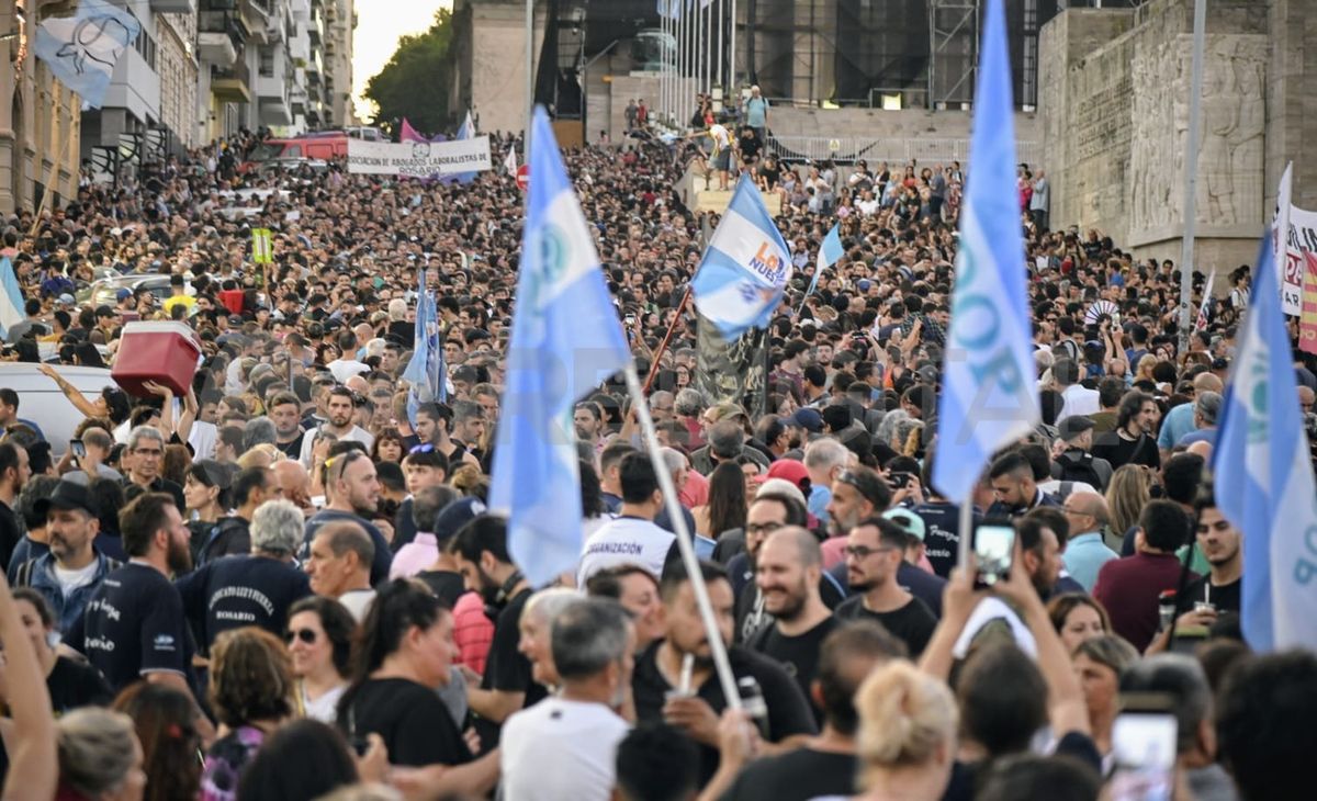 Ley Ómnibus de Javier Milei: hasta tres años de prisión para las reuniones de tres o más personas en el espacio público