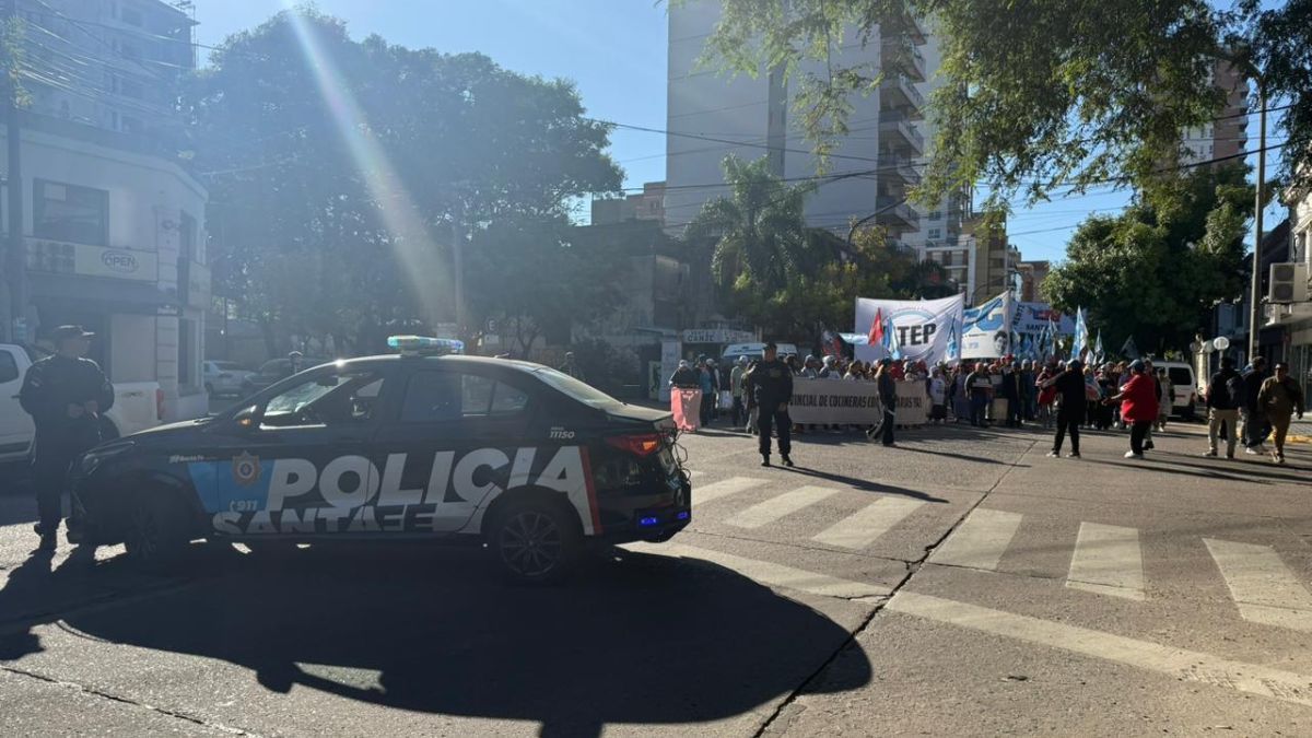 Organizaciones sociales se movilizaron hasta la Legislatura para exigir la ley de cocineras comunitarias.