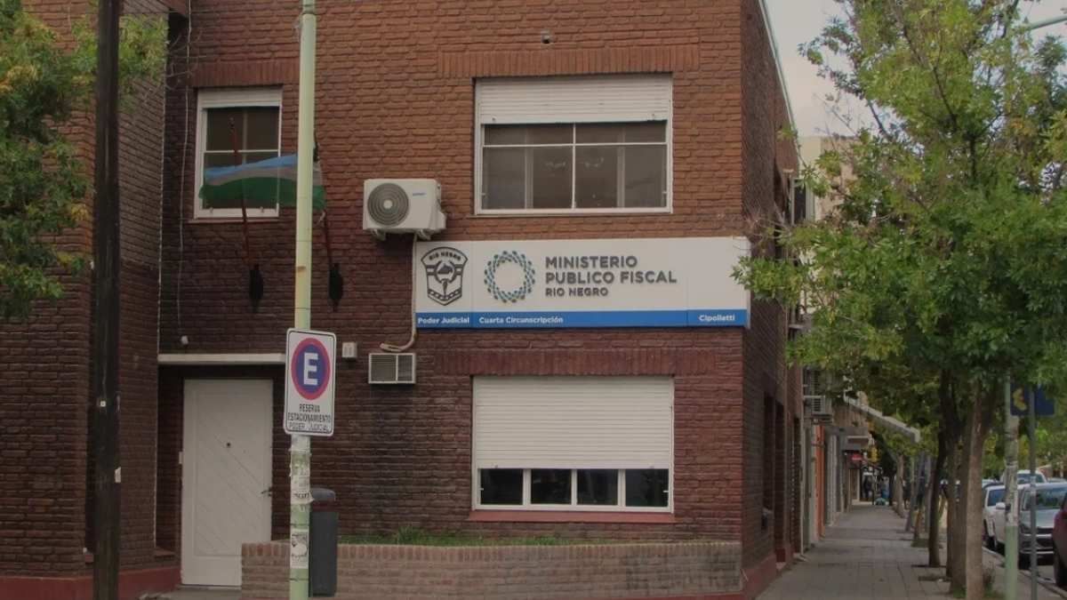 El acusado fue condenado por exhibiciones obscenas y deberá cumplir la pena en su domicilio con tobillera electrónica.