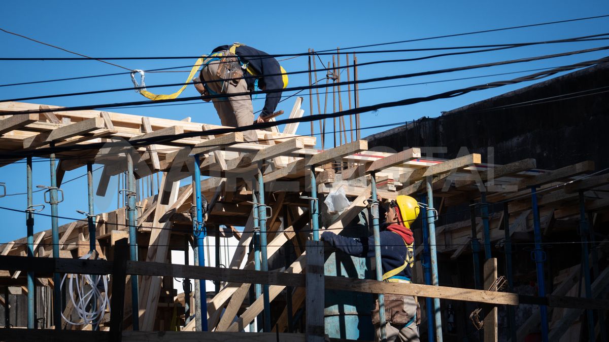 Cada vez más empresas implementan reducción de turnos laborales y suspensiones de trabajadores como respuesta a la caída de la actividad económica.