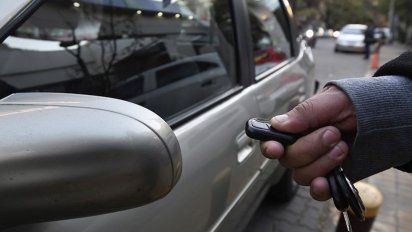 Así roban autos con inhibidores que copian la frecuencia de la alarma 