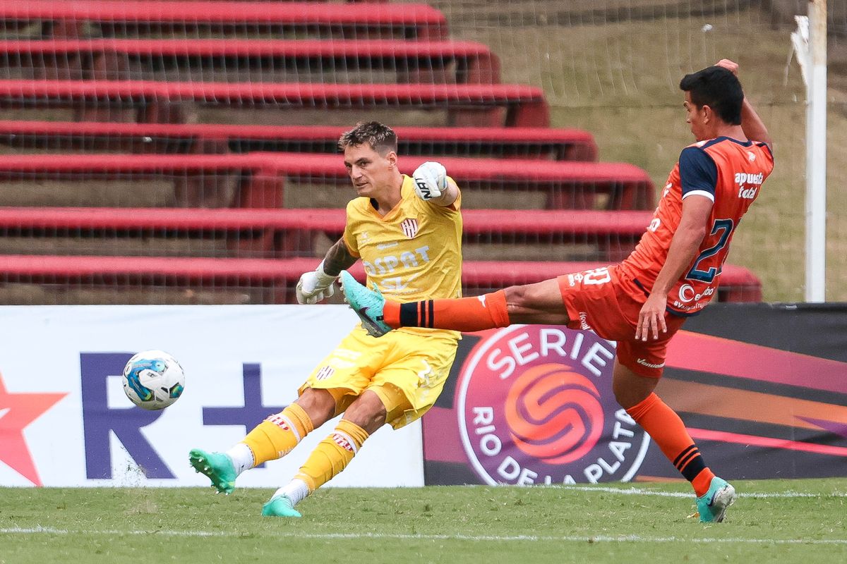 Thiago Cardozo totalizó 3 penales atajados en la Serie Río de la Plata en dos tandas disputadas. Thiago Cardozo totalizó 3 penales atajados en la Serie Río de la Plata en dos tandas disputadas.
