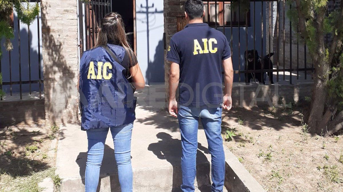 Luego de los allanamientos, personal de la Municipalidad de Santa Fe concretó la clausura de todas las concesionarias.