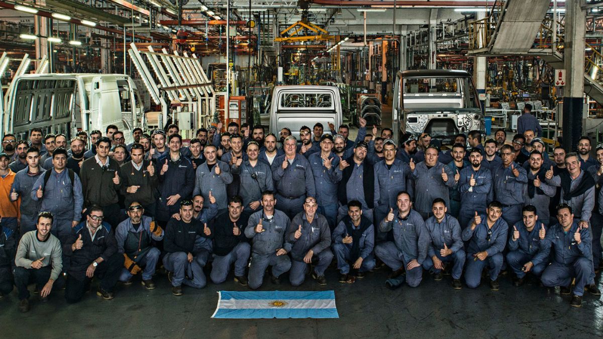 Los nuevos dueños de Mercedes-Benz aseguraron que se mantendrán los puestos de trabajo