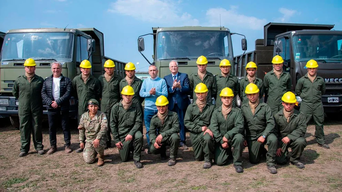En septiembre del 2022 funcionarios nacionales, de la provincia de Buenos Aires y el jefe del Ejército, llegaron a Los Hornos -en La Plata- para firmar el convenio de urbanización del barrio tomado.