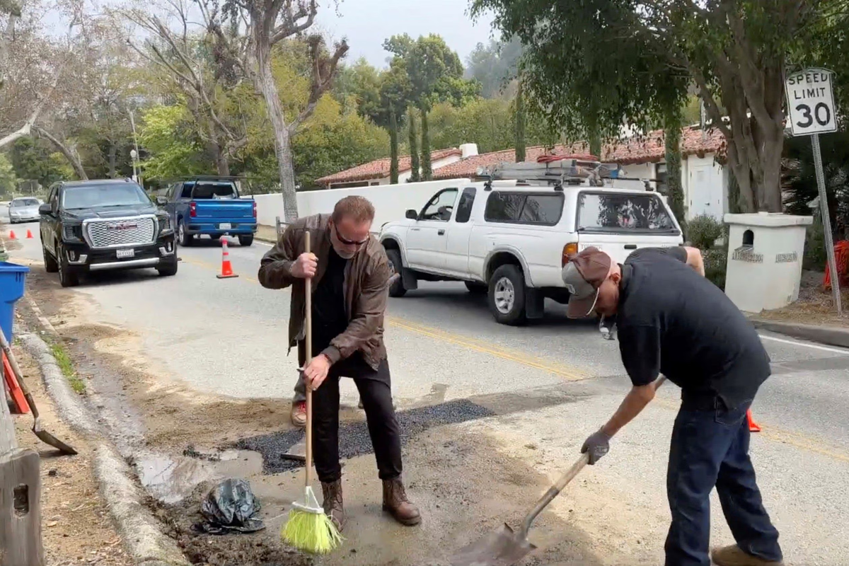 Arnold Schwarzenegger agarró la pala y salió a tapar baches por las calles de California