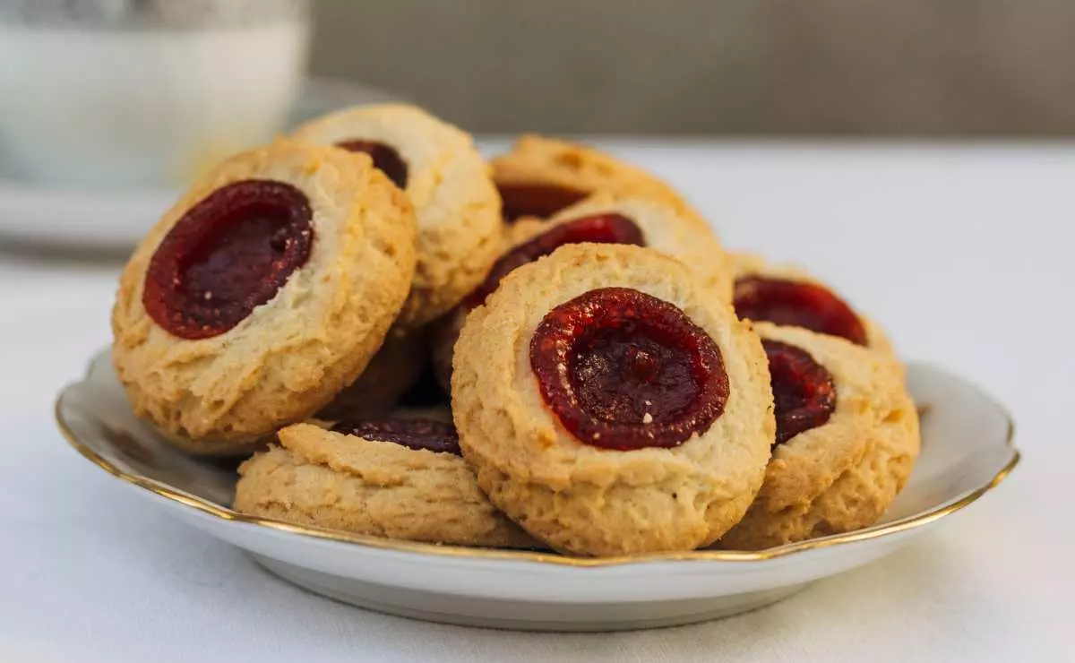 Las galletas con mermelada es una de las recetas más sencillas de preparar para disfrutar en la merienda. Las galletas con mermelada es una de las recetas más sencillas de preparar para disfrutar en la merienda.