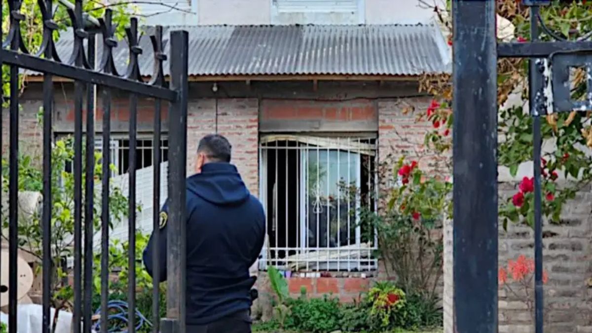 En la madrugada del miércoles, madre e hija fueron halladas muertas dentro de su vivienda incendiada en la calle Santa Fe al 2300, en Bahía Blanca. En la madrugada del miércoles, madre e hija fueron halladas muertas dentro de su vivienda incendiada en la calle Santa Fe al 2300, en Bahía Blanca.
