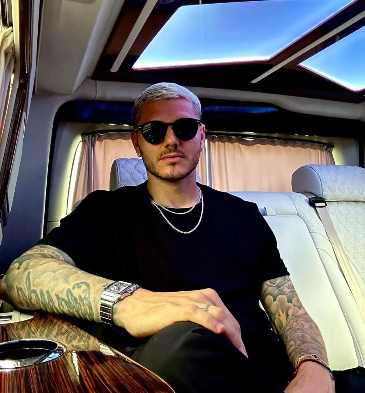 El auto de Mauro Icardi en cuestión tiene asientos de cuero blanco, un techo trasparente con colores azulados y cortinas para dar mayor privacidad.
