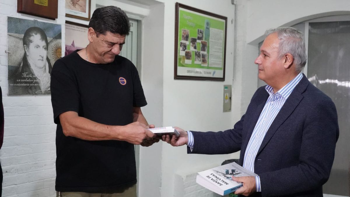 El diputado provincial Pablo Farías visitó el Centro de Excombatientes de Malvinas en la ciudad de Santa Fe.