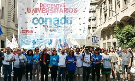 Tras el fracaso en paritarias, trabajadores docentes y no docentes de las universidades convocaron a un nuevo paro. Tras el fracaso en paritarias, trabajadores docentes y no docentes de las universidades convocaron a un nuevo paro.