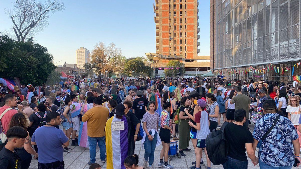 La convocatoria, además de ser una oportunidad de encuentro, sirvió para que la comunidad LGTBQ siente posición política de cara a las elecciones presidenciales del 22 de octubre. La convocatoria, además de ser una oportunidad de encuentro, sirvió para que la comunidad LGTBQ siente posición política de cara a las elecciones presidenciales del 22 de octubre.