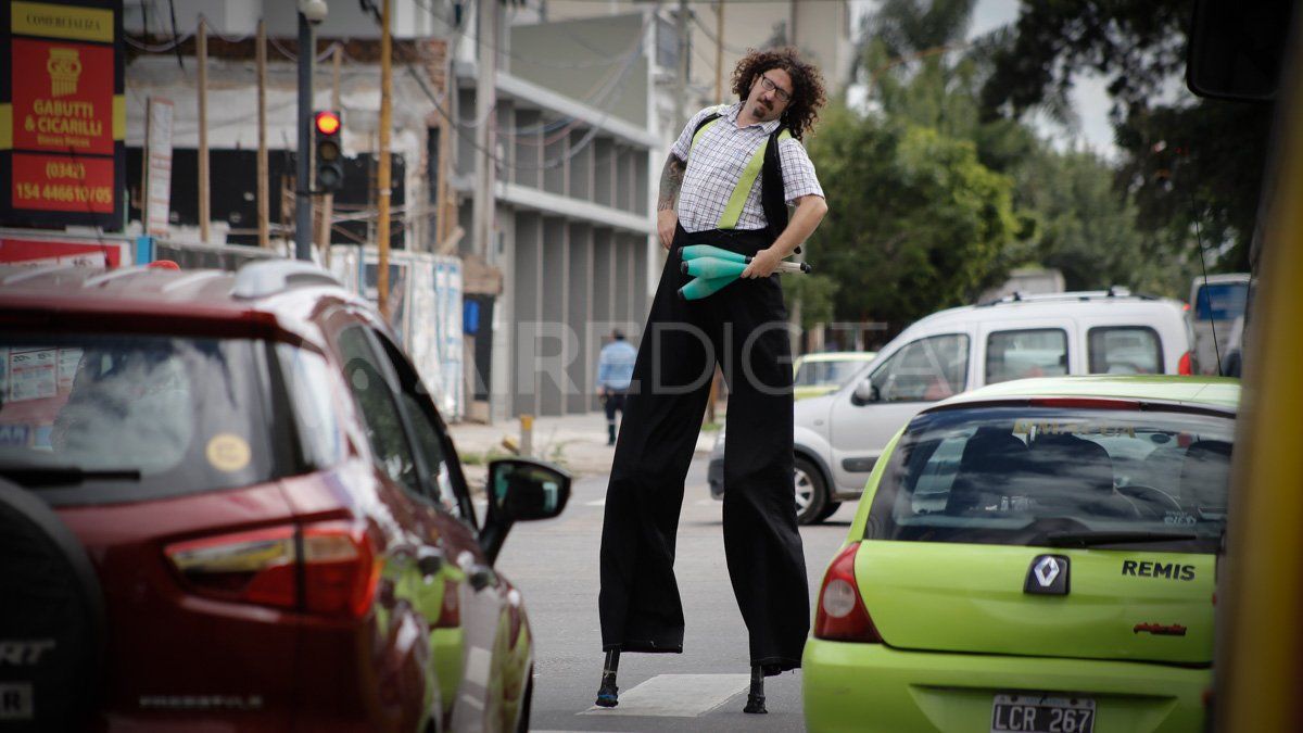 Malabarear la calle: los artistas de las esquinas de Santa Fe