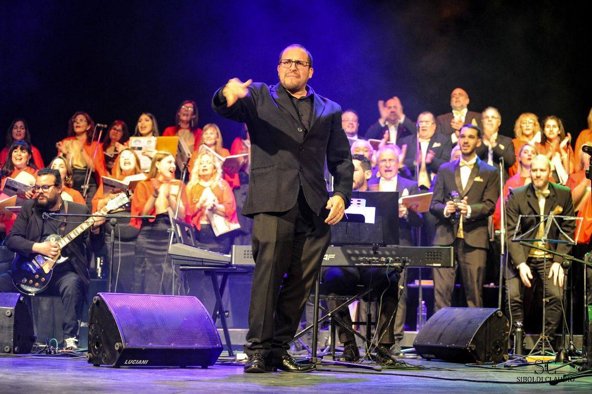 Juan Aneiros Monti dirigiendo el coro Nuestra Señora del Calvario.