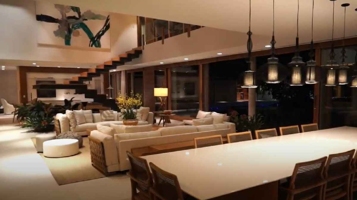 En su nuevo hogar, ubicado en el barrio cerrado Alphaville situado en Santana de Parnaíba, en las afueras de la gran metrópoli.