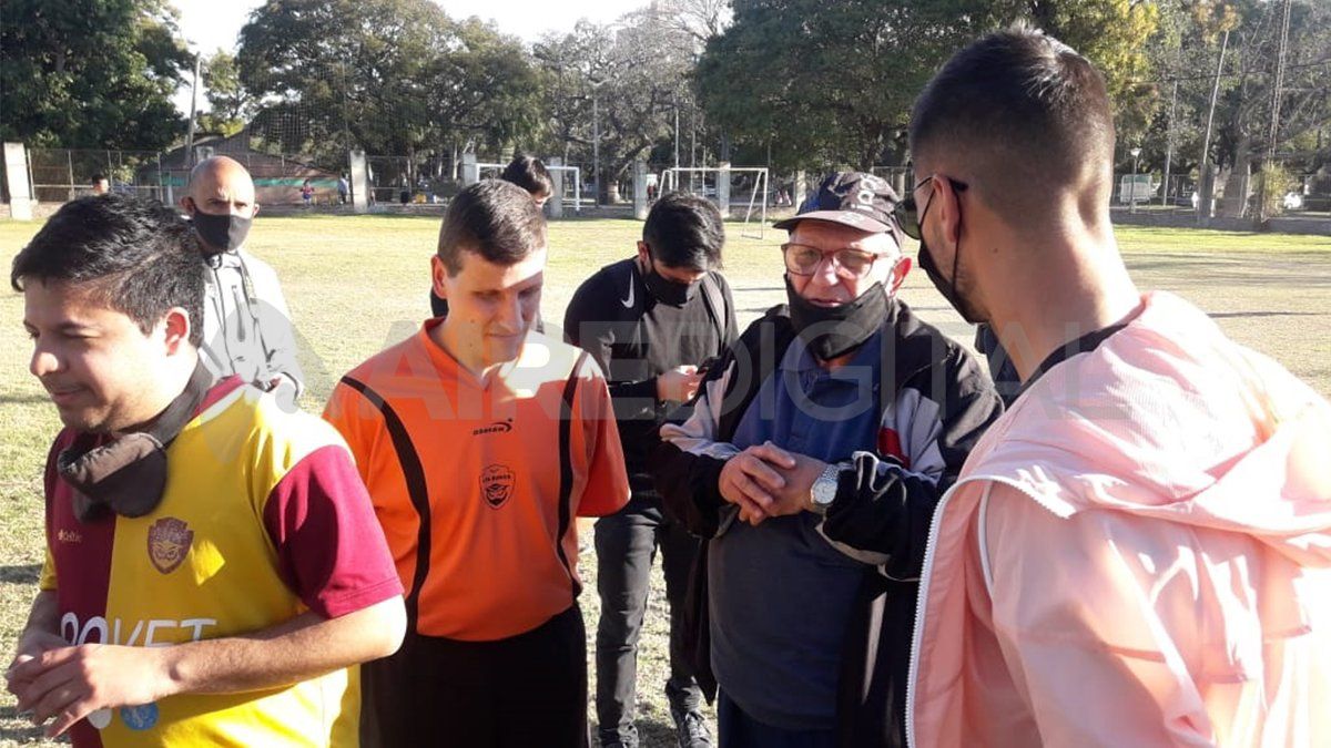 Federico L&eacute;rtora regal&oacute; una camiseta al plante de f&uacute;tbol santafesino no vidente.&nbsp;
