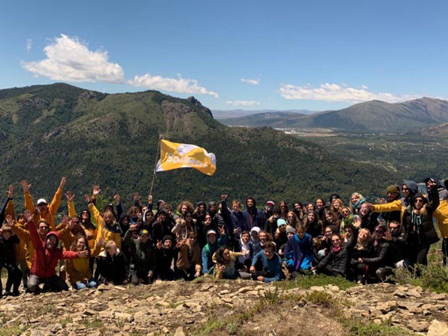 El primer viaje de egresados terminó con casos de Covid-19