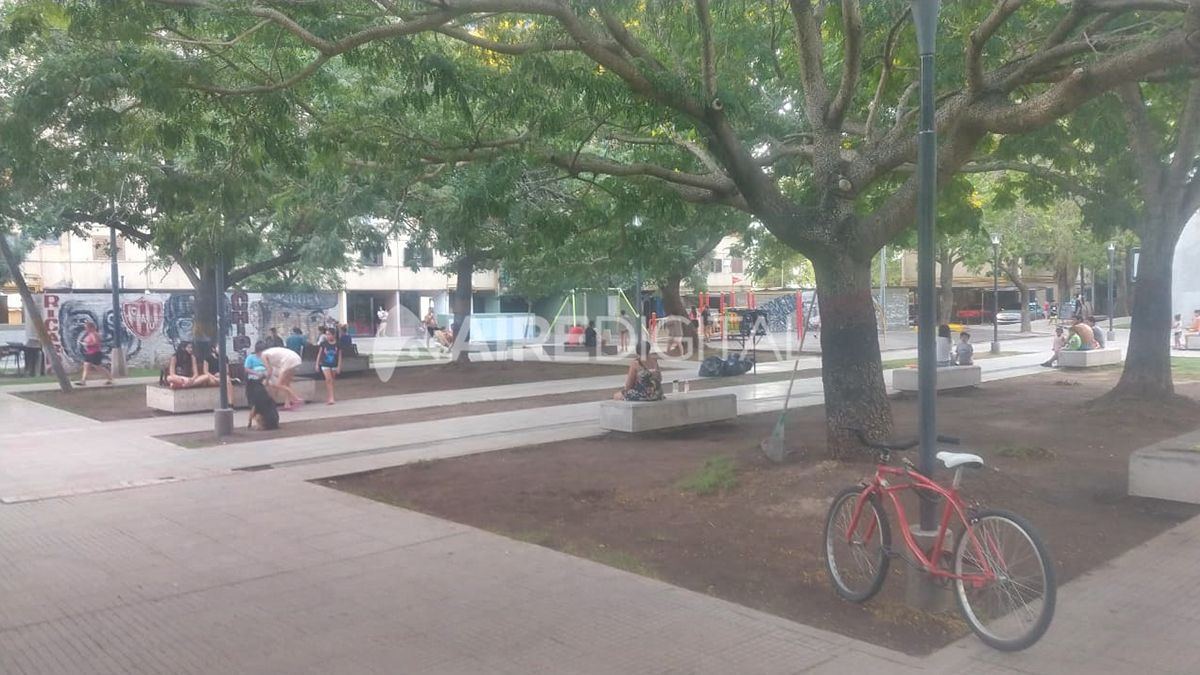 La plaza central de El Pozo es uno de los espacios más concurrido por los vecinos.