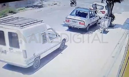 Se robó la batería de un auto en pleno macrocentro Se robó la batería de un auto en pleno macrocentro