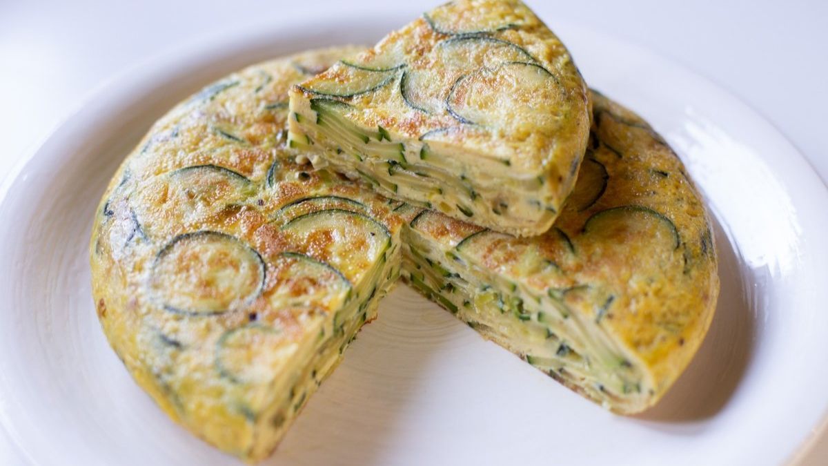 Esta rica y sencilla receta para hacer tortilla de zucchini es perfecta para una comida liviana, sin harinas ni complicaciones. Esta rica y sencilla receta para hacer tortilla de zucchini es perfecta para una comida liviana, sin harinas ni complicaciones.