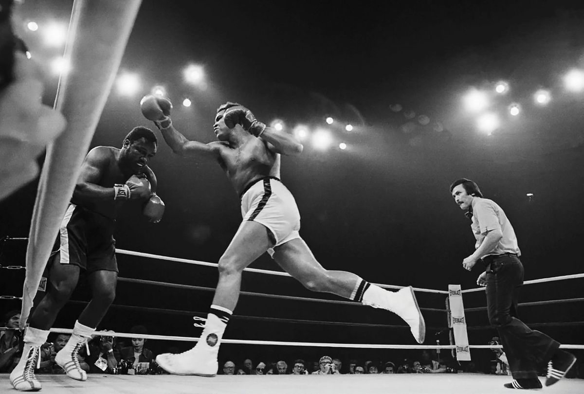 La pelea tuvo como escenario al Coliseo Araneta, en Quezón City, en la Gran Manila, que estuvo colmado por 26.000 espectadores. Entre los 62 países que recibieron la transmisión televisiva en directo, por primera vez fue incluida la por entonces Unión Soviética y, sin contar otros ingresos, la recaudación total ascendió a 1.520.000 dólares. La pelea tuvo como escenario al Coliseo Araneta, en Quezón City, en la Gran Manila, que estuvo colmado por 26.000 espectadores. Entre los 62 países que recibieron la transmisión televisiva en directo, por primera vez fue incluida la por entonces Unión Soviética y, sin contar otros ingresos, la recaudación total ascendió a 1.520.000 dólares.