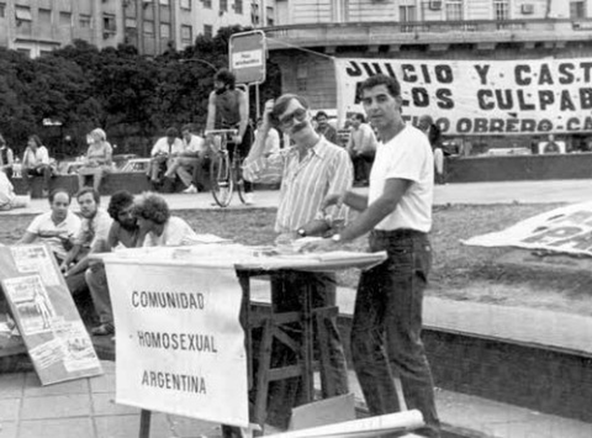 Los activistas Carlos Jauregui y César Cigiutti formaron la Comunidad Homosexual Argentina (CHA) con el objetivo de luchar contra la represión y los edictos policiales heredados de la dictadura militar.