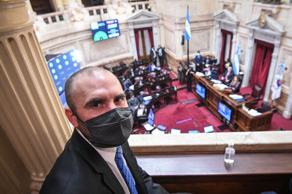 El ministro de Economía, Martín Guzmán presencia la sesión pública especial del Senado de la Nacion en la que se trata el Proyecto de Ley sobre la modificación del impuesto a las Ganancias para empresas. Foto NA: Charly Diaz Azcue.