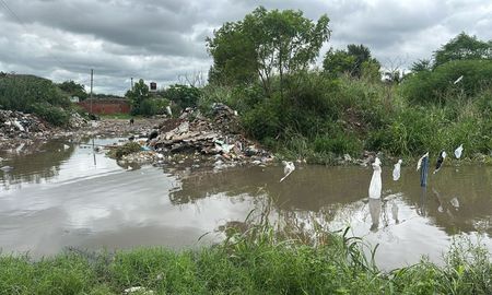 La lluvia paró, pero las bocas de tormenta están tapadas por la basura en Gorostiaga y Zavalla, donde se registran importantes cantidades de agua. La lluvia paró, pero las bocas de tormenta están tapadas por la basura en Gorostiaga y Zavalla, donde se registran importantes cantidades de agua.