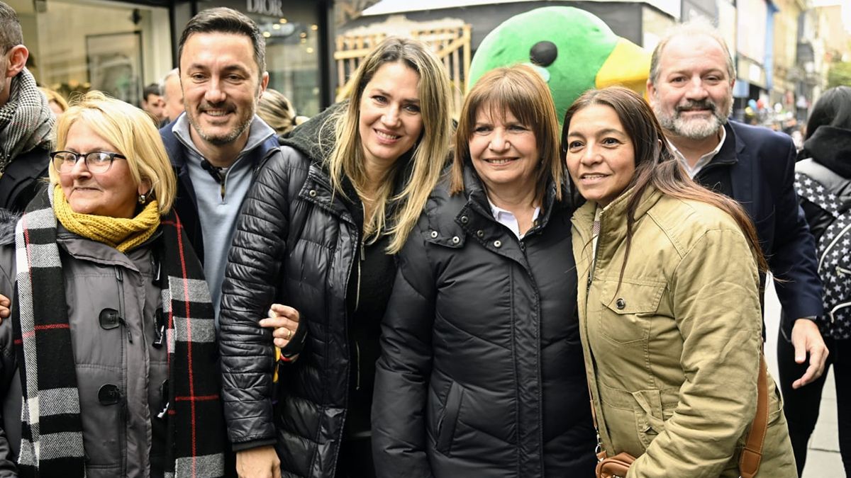 Bullrich firmó un compromiso por la seguridad de esa ciudad y de todo el país porque consideró que la lucha contra el narcotráfico "es una causa nacional". Bullrich firmó un compromiso por la seguridad de esa ciudad y de todo el país porque consideró que la lucha contra el narcotráfico "es una causa nacional".